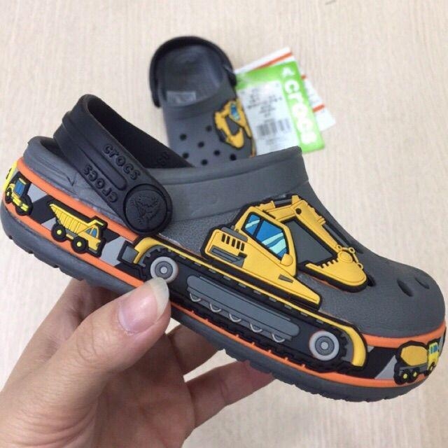 Sục crocs cần cẩu cho bé trai