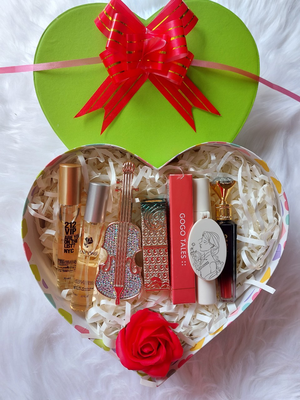 Combo quà tặng hình tim cực sang làm quà tặng bạn gái hoặc người thân 7 món gồm ;son kem novo+2 chai nước hoa +son thỏi linnsz+ son kem gogo+son kem maffick+son kem cây đàn +hoa hồng dễ thương