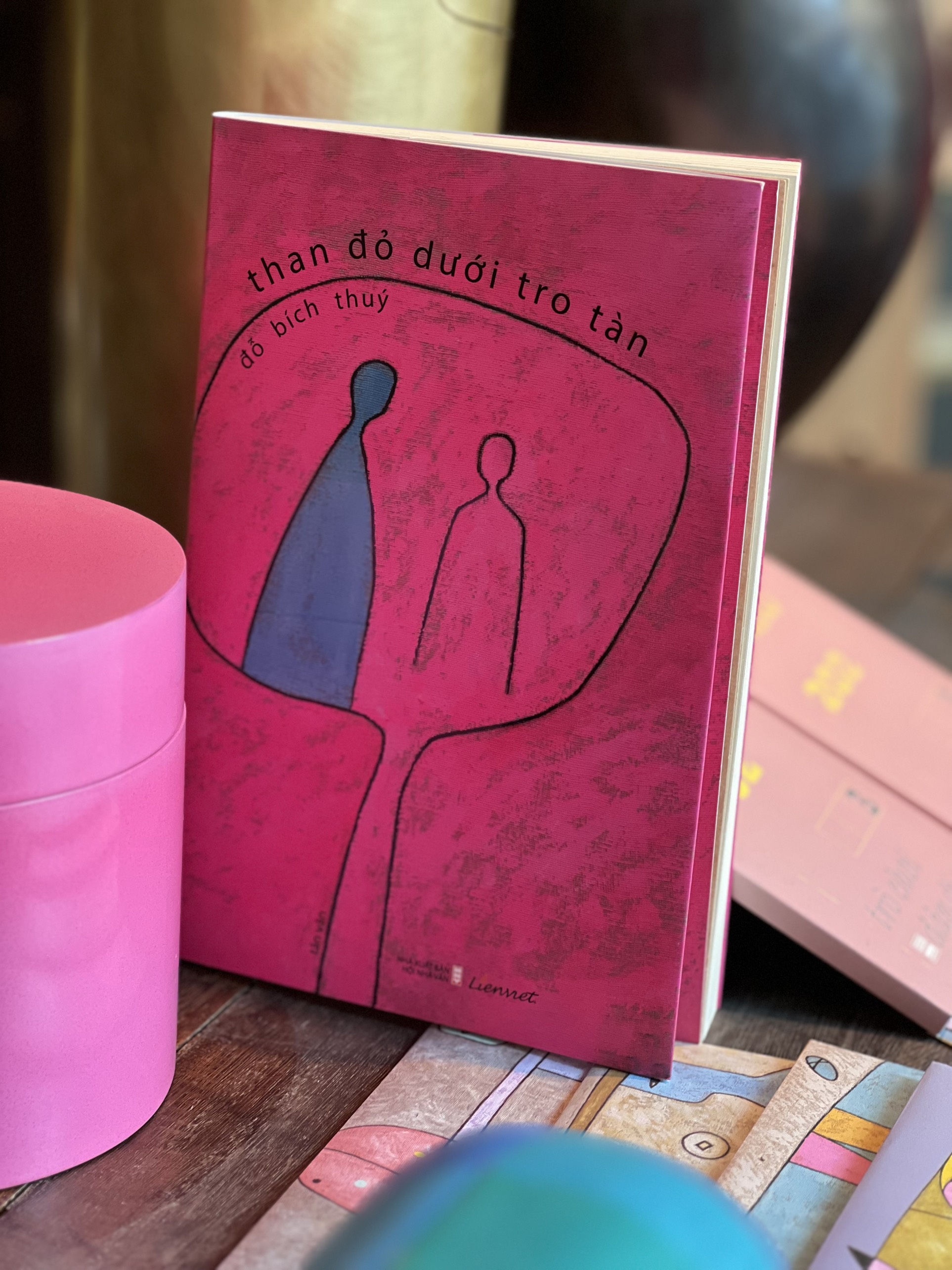 Than đỏ dưới tro tàn (Tản văn)