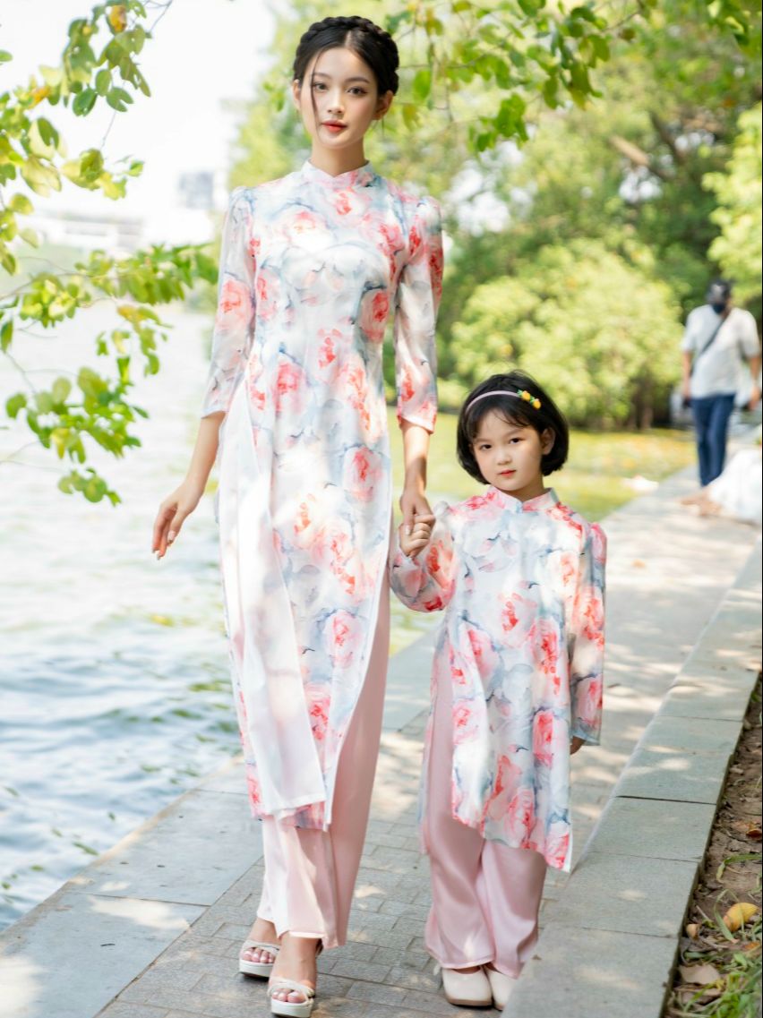 Áo dài cách tân mẹ và bé in hoa màu trắng nhẹ nhàng tinh khôi - M04
