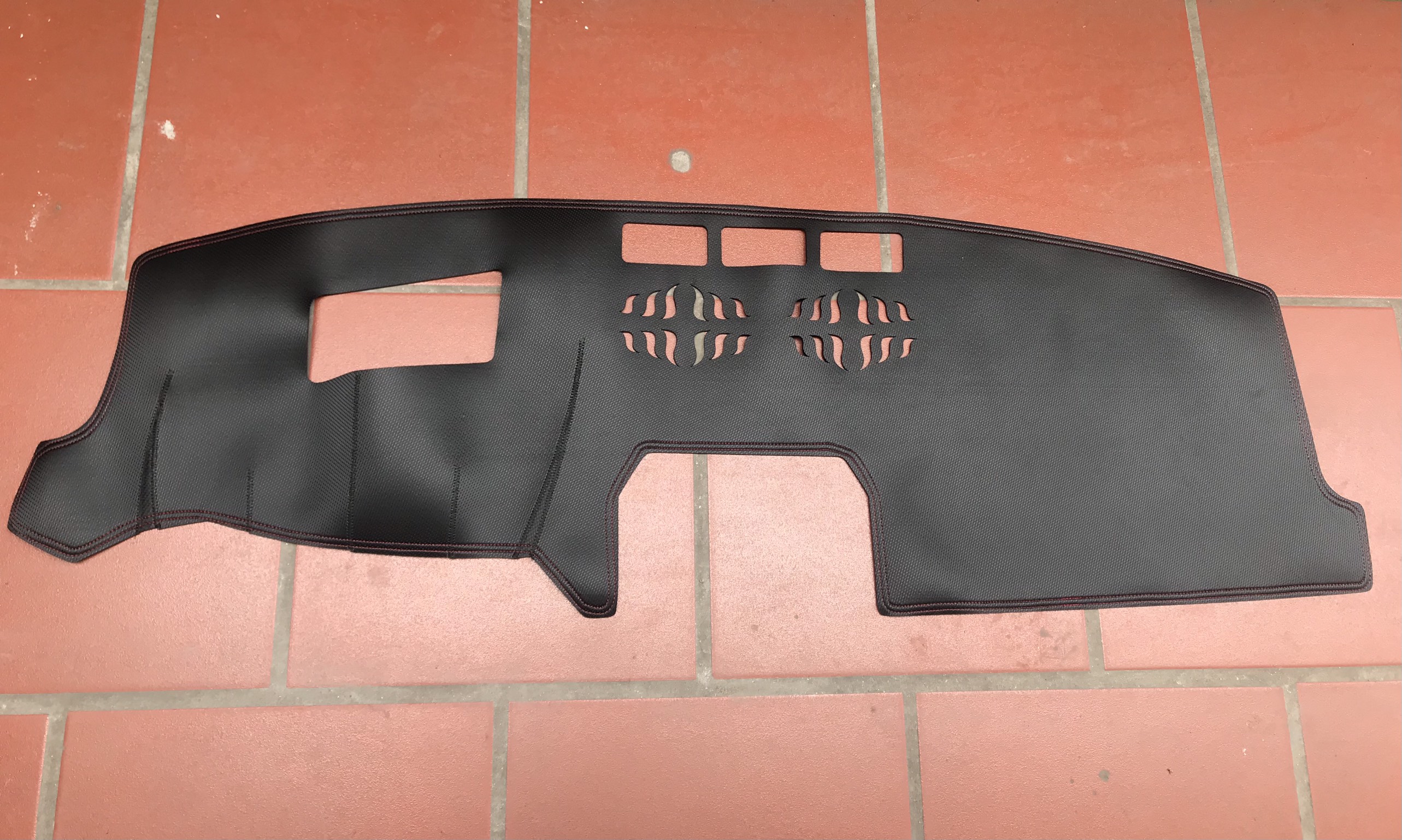 Thảm taplo da vân carbon cao cấp CX5 2018-2025