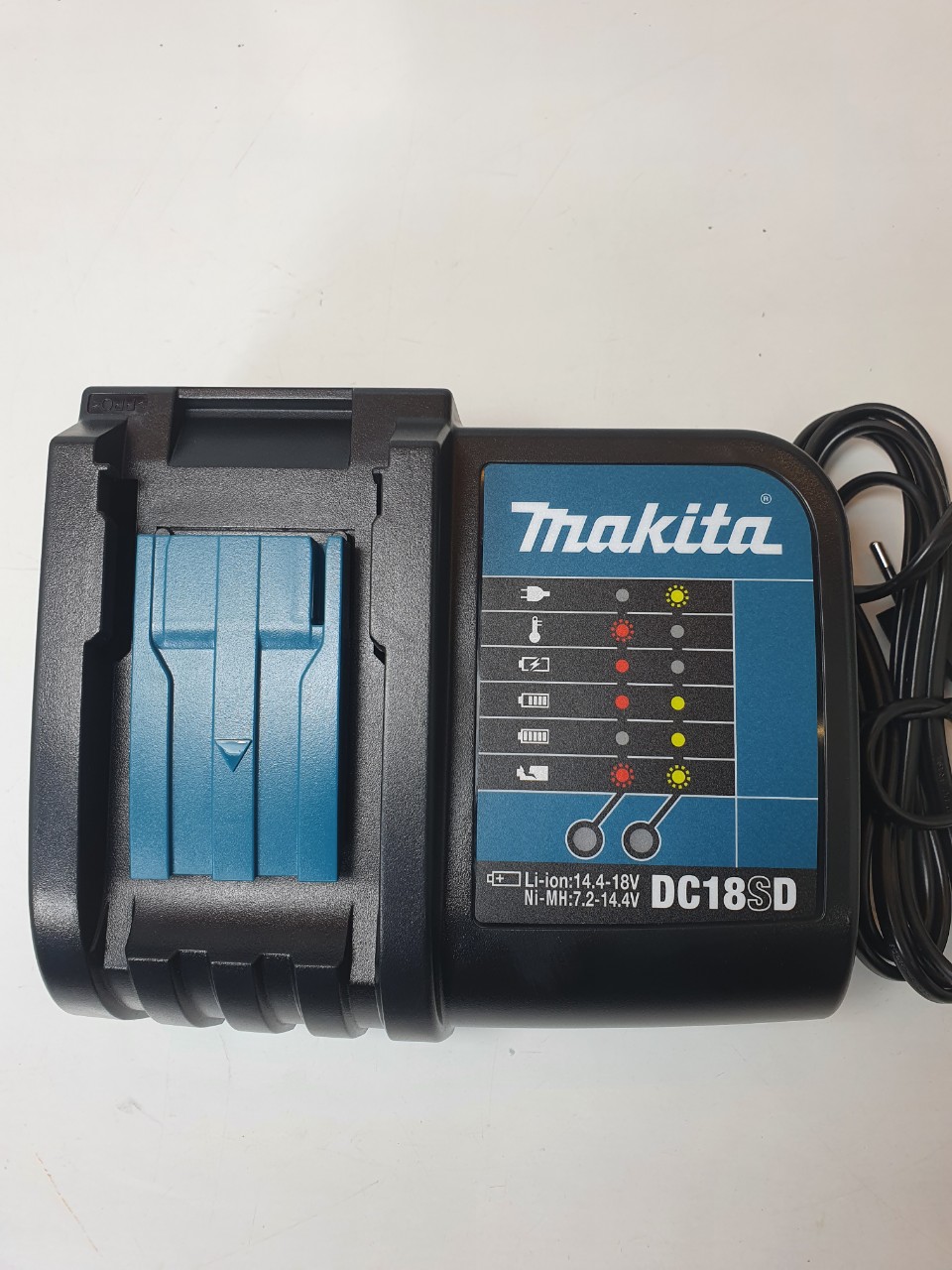 Sạc chính hãng makita dc18sd 18v điện 220v, bảo hành 6 tháng.