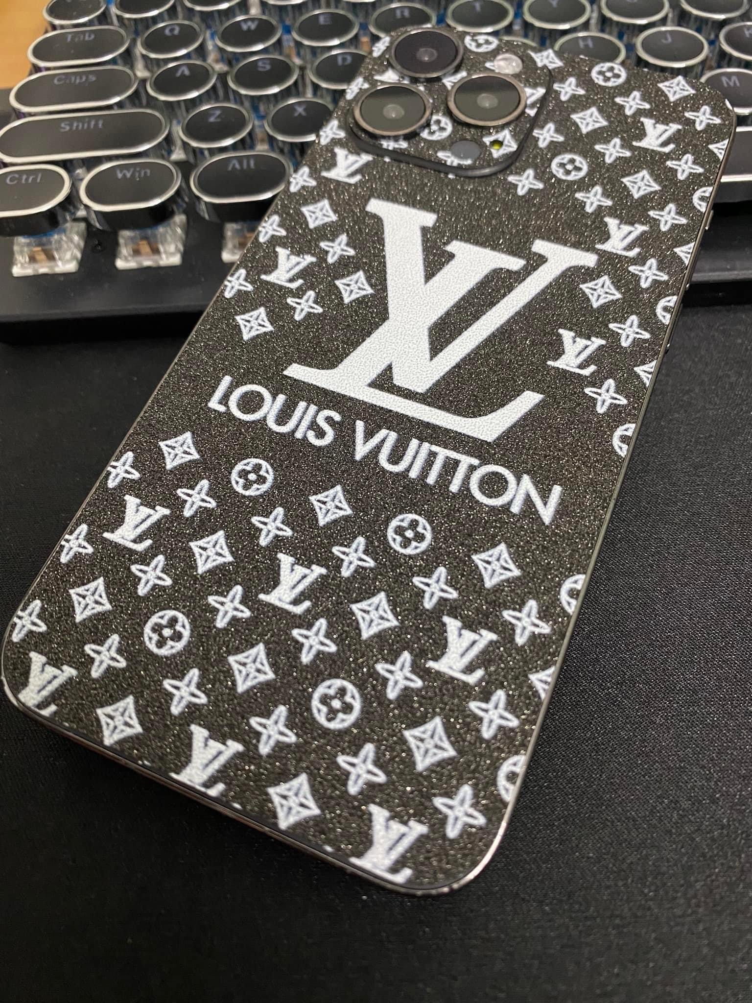 Miếng Dán Skin nhũ đen LV chữ lớn - Miếng dán cho IPhone và Android