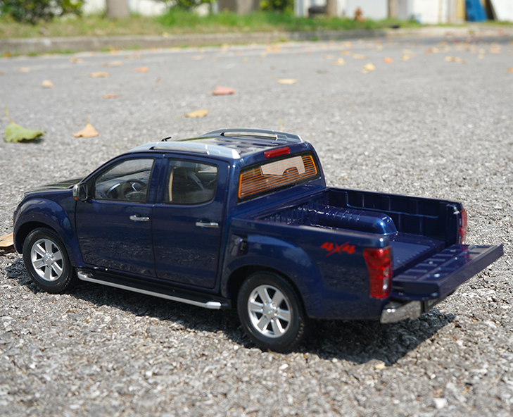 Mô hình xe Isuzu D-Max tỉ lệ 1:18