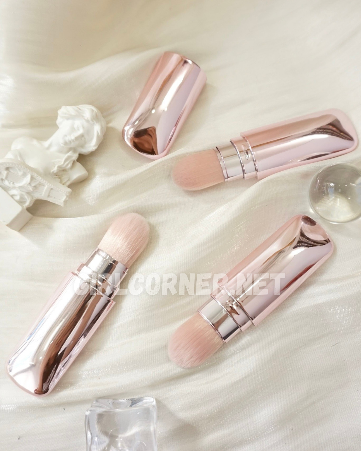 Cọ che khuyết điểm Feather B Kabuki