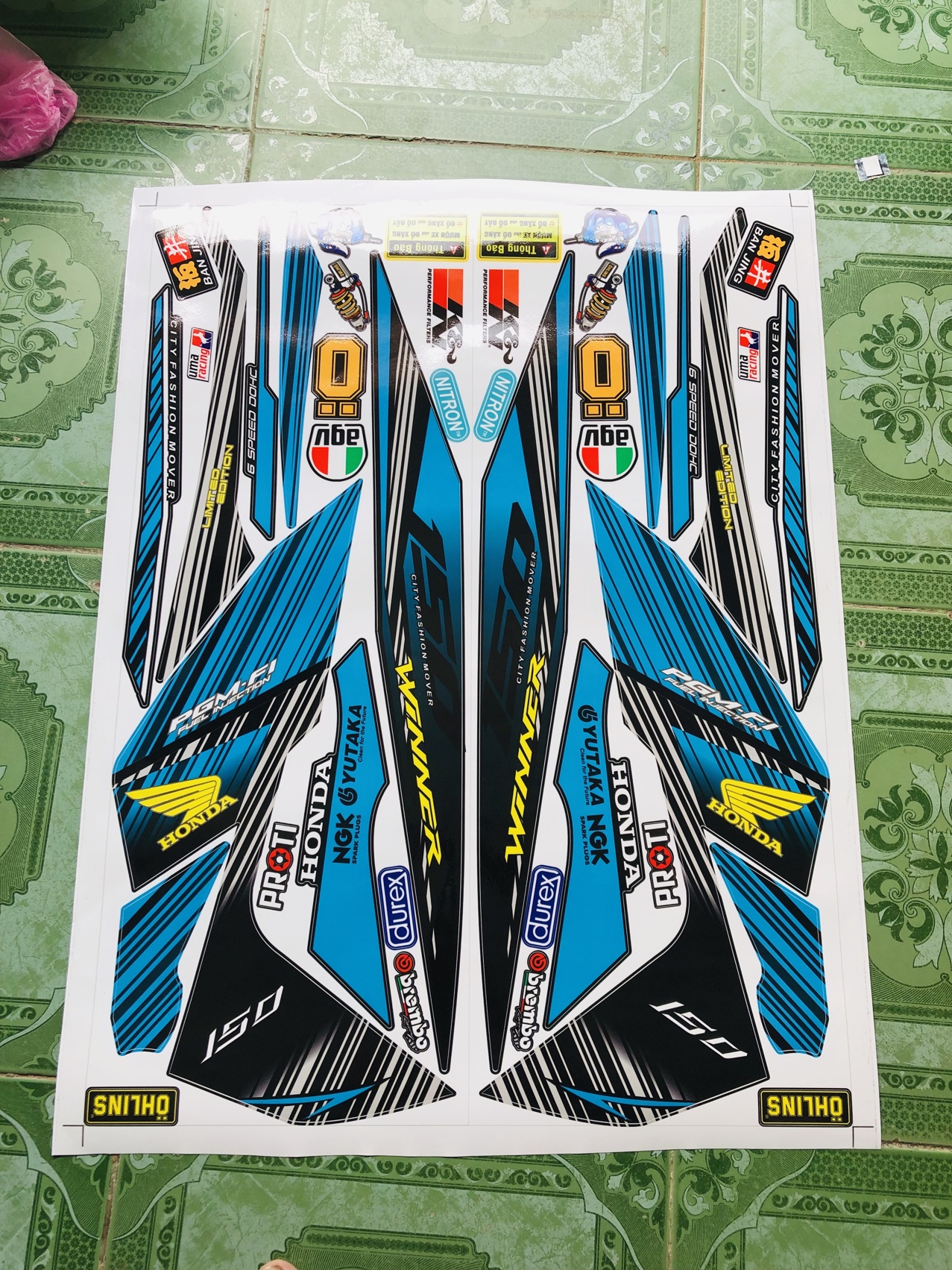 Tem rời winner dán xe đen