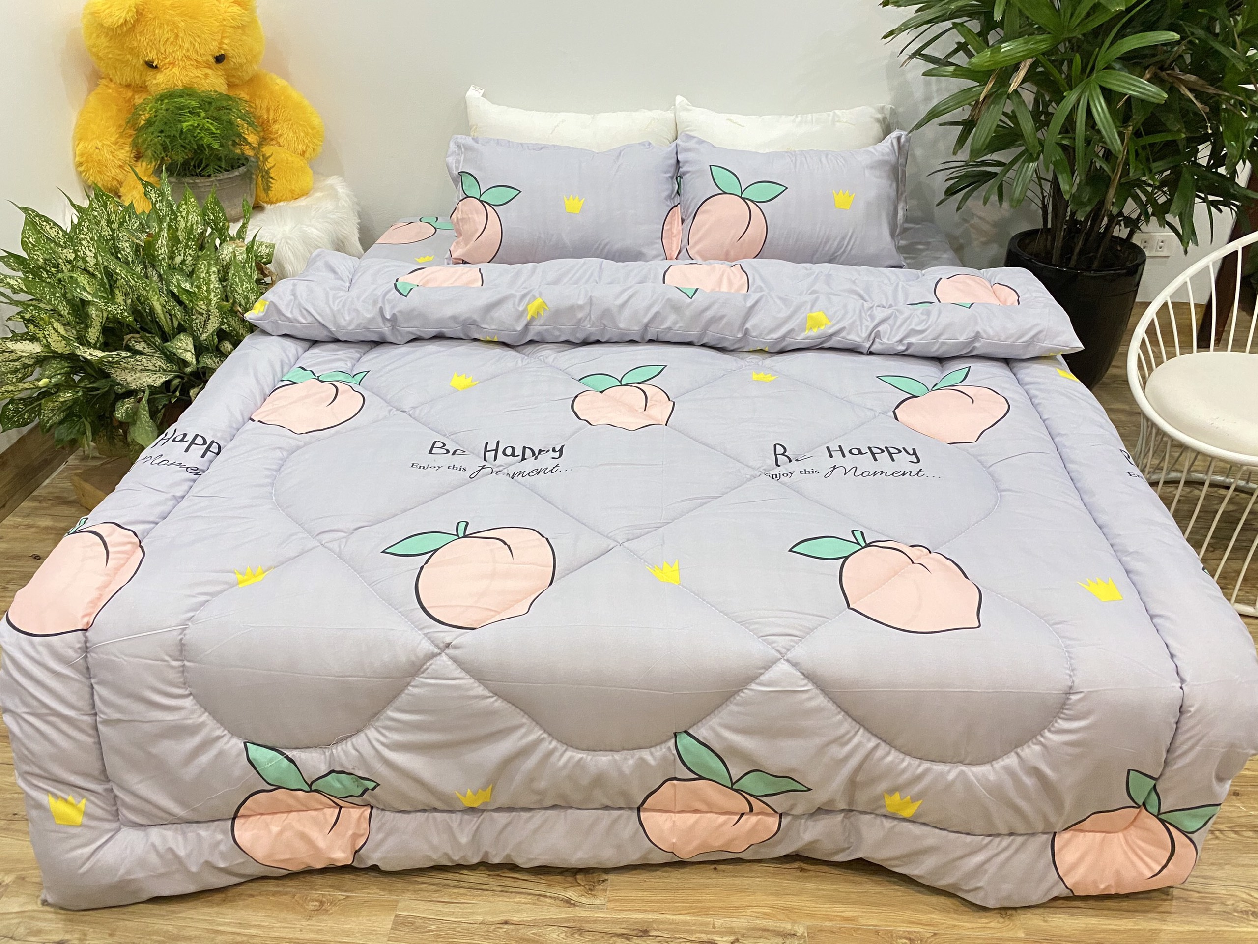 Bộ Chăn Phao 5 Món Mẫu Đào Tím Mã P38 ( Gồm 1 Chăn Phao, 1 ga bo chun,2 vỏ gối nằm và 1 vỏ gối ôm)