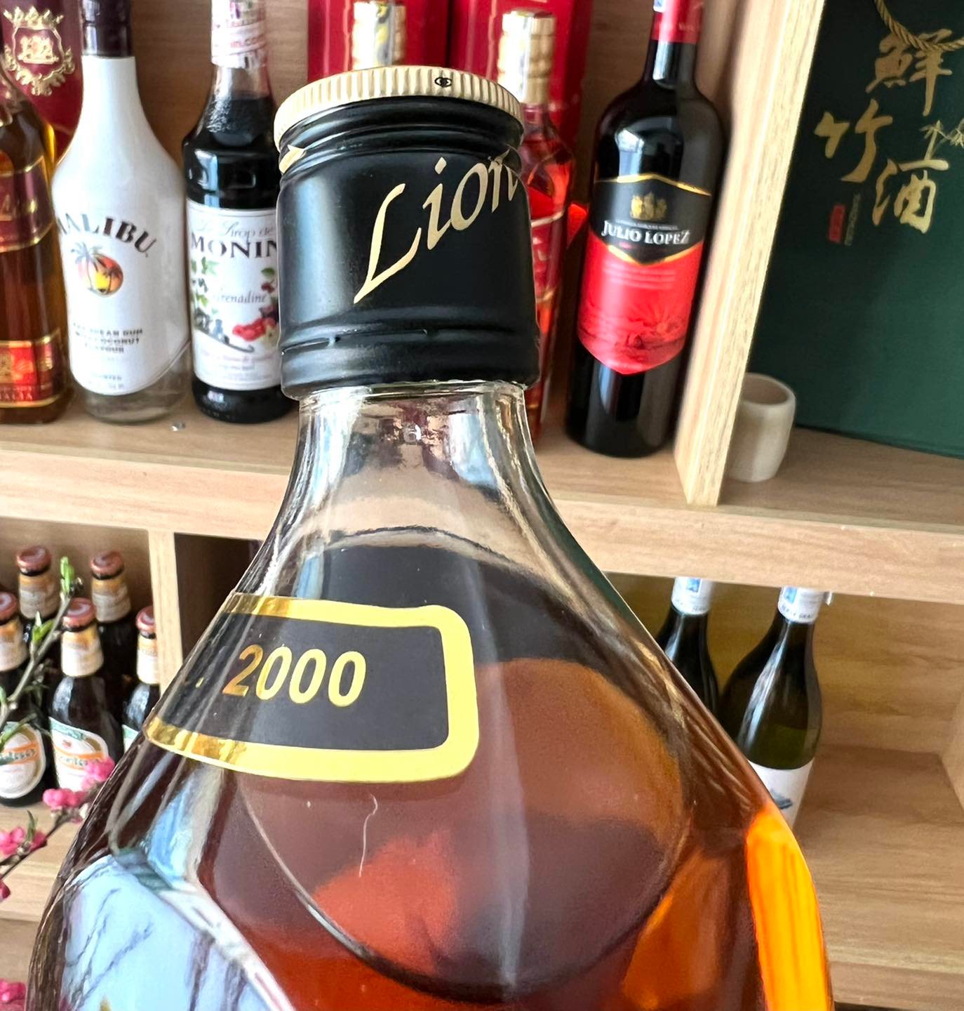 Black Lion 40%, chai vuông 700ml nhập từ Lào - ( chính hãng)