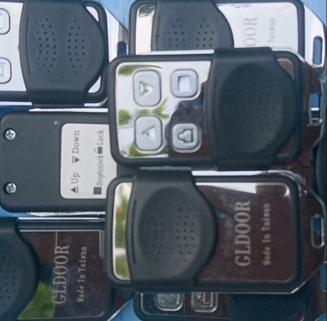 Remote cửa cuốn 8 mã gạt tần số 433mhz , inox chống nước