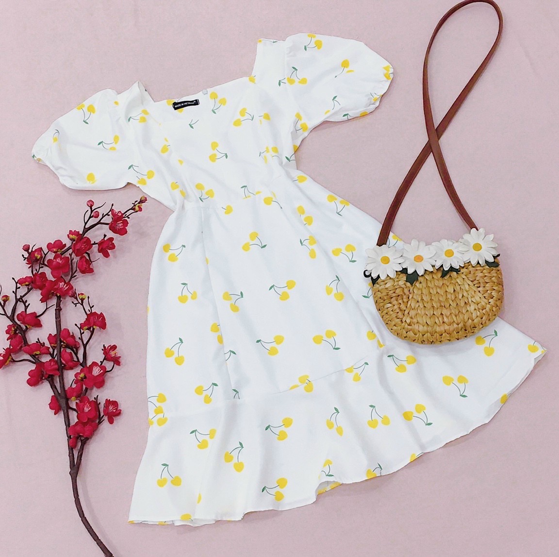 Đầm cherry vàng cúp ngực
