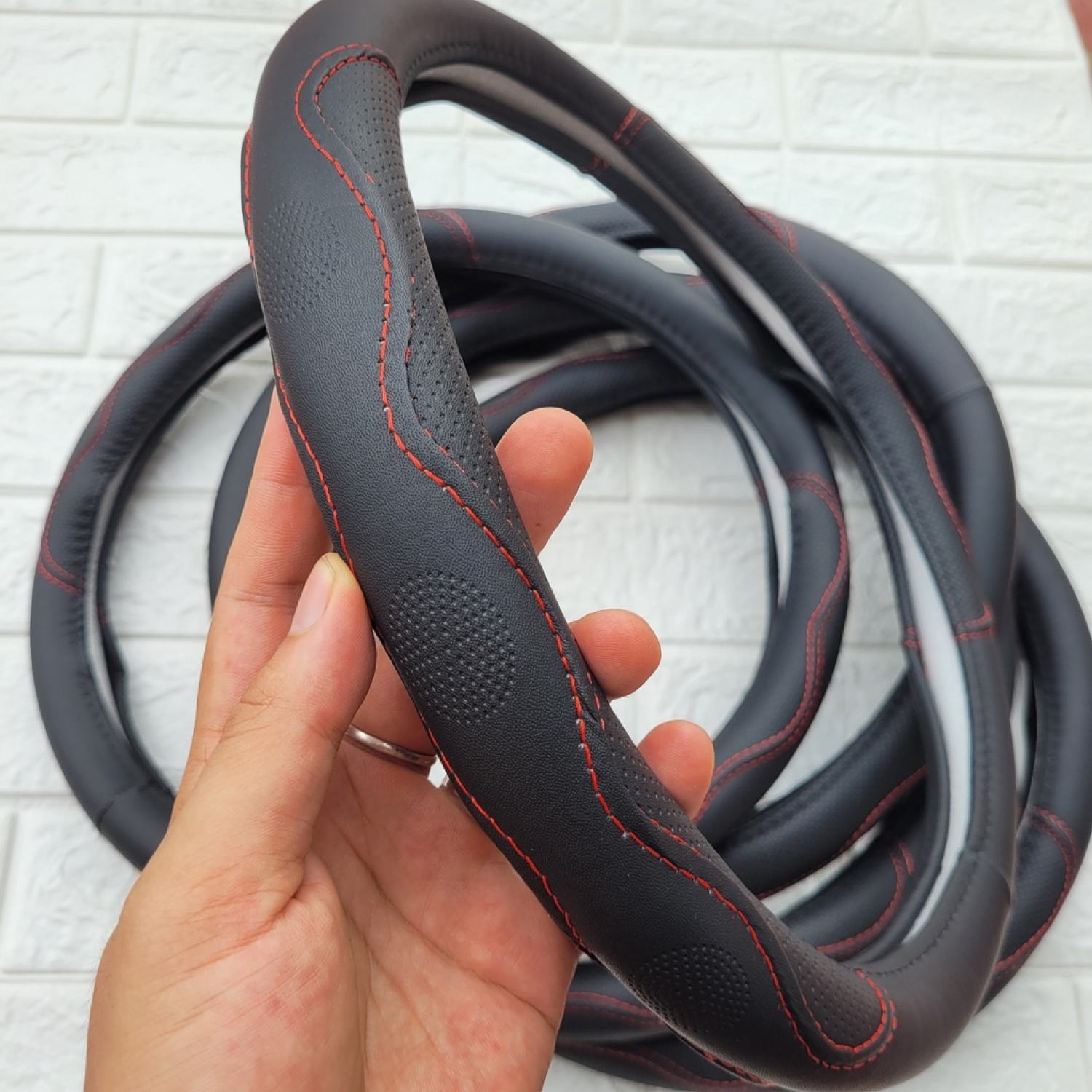 Bọc vô lăng da, có lỗ thoáng khí giá rẻ size 38cm phù hợp các dòng xe ô tô