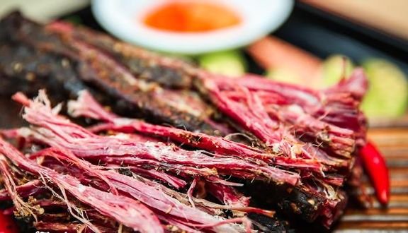 Thịt trâu gác bếp ngon chuẩn vị Đặc Sản Tây Bắc tặng kèm chẩm chéo.