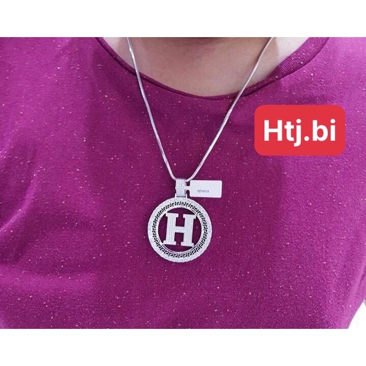Mặt dây chuyền chữ cái mạ vàng.