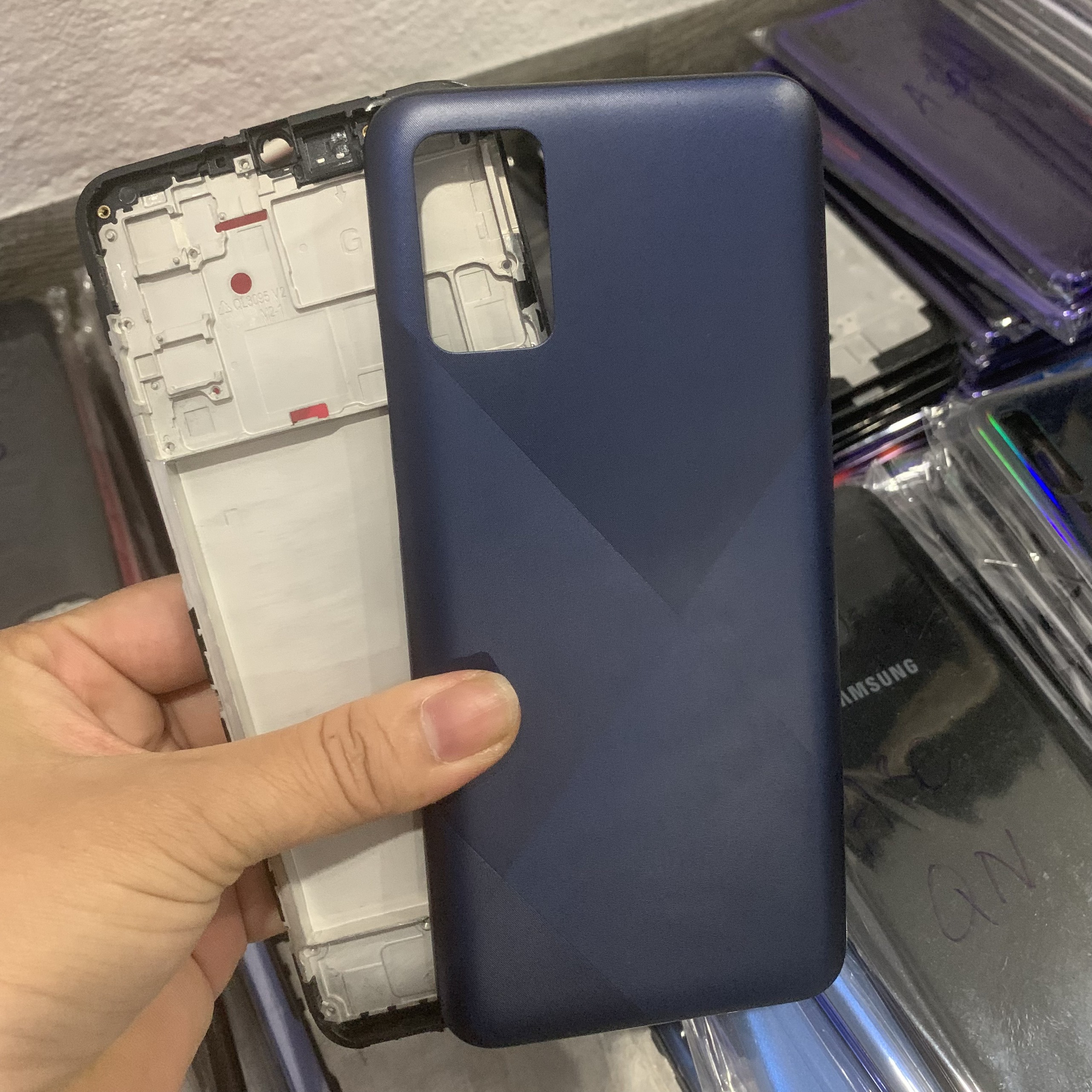 bộ vỏ samsung A02S ( gồm, sườn,lưng,maket, nút bấn)