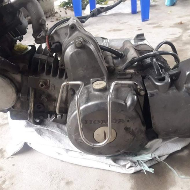 nguyên cục máy ws hay wapha rin rã xe.còn nguyên xi rin.có luôn bộ bình xăng con rin