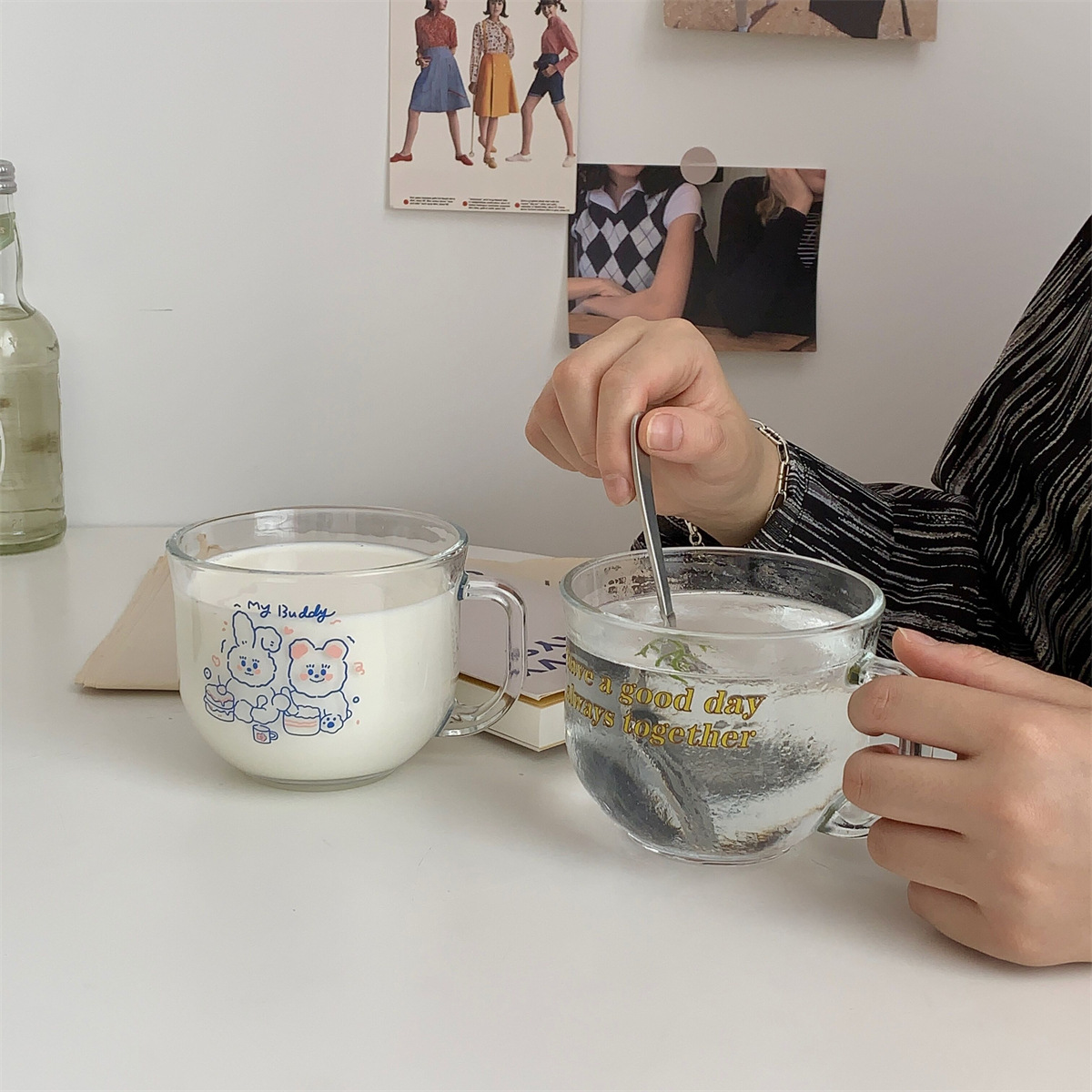 Ly thủy tinh họa tiết dễ thương.