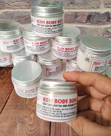 Kem body bong thảo dược 200gr  Loại Bỏ Da Chai Lì Đen Sạm Tái Tạo Làn Da Mới Trắng Sáng sạch khuẩn thải độc hiểu quả sau lieu trình thơm mát bong mạnh sau 5-7 ngàySe khít chân lông chống nhăn làm mờ nếp nhăn và trẻ hóa 