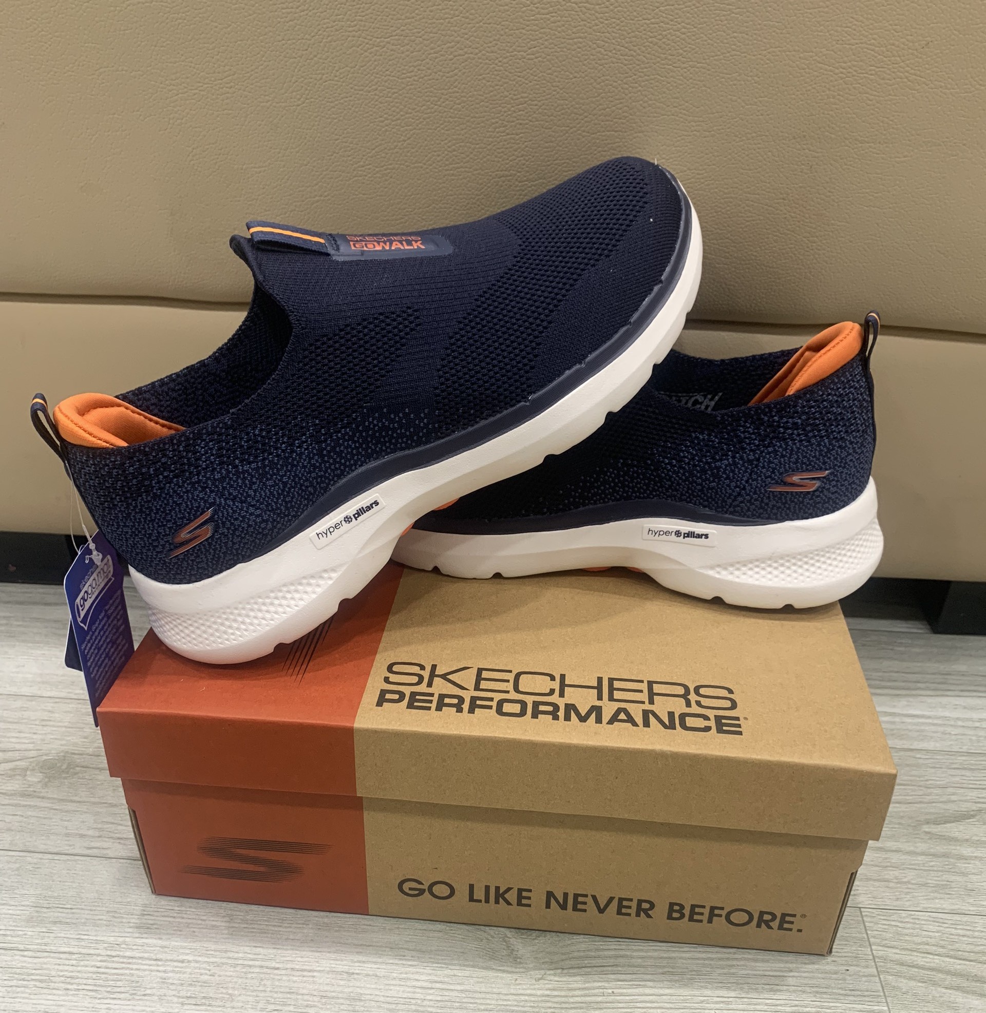 Giày chạy bộ Skechers Gowalk 6 gót muối tiêu cho nam màu navy