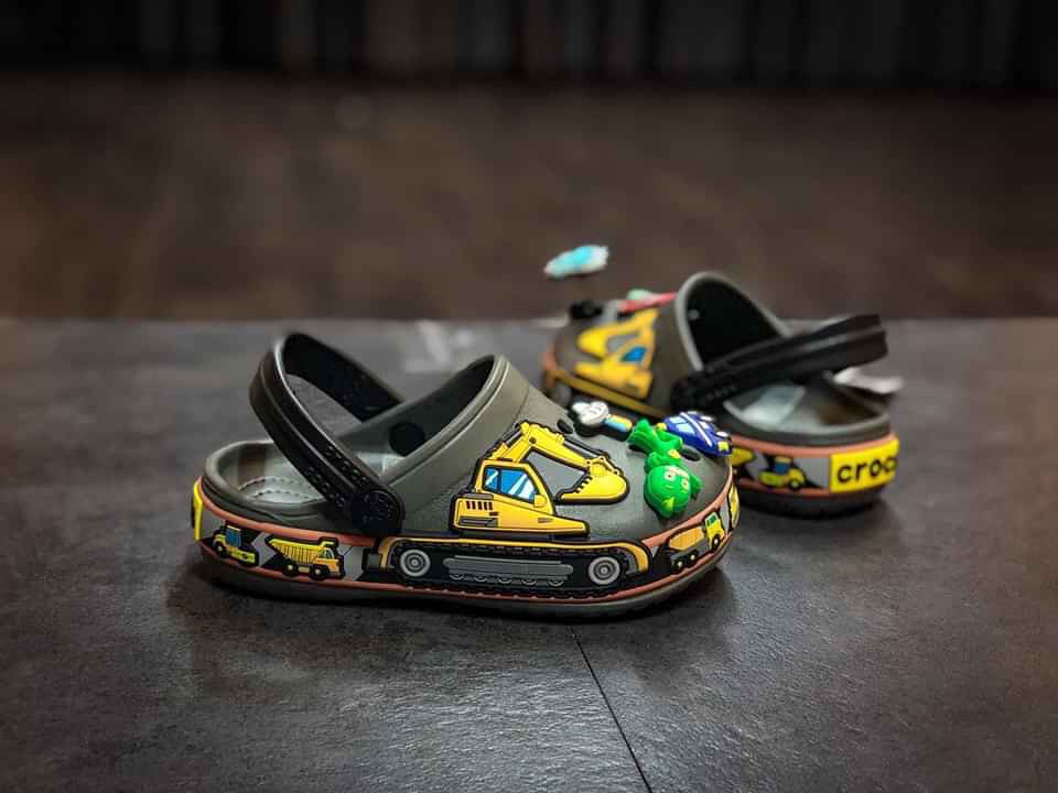 DÉP SỤC TRẺ EM CROCS- IN HÌNH XE CẨU