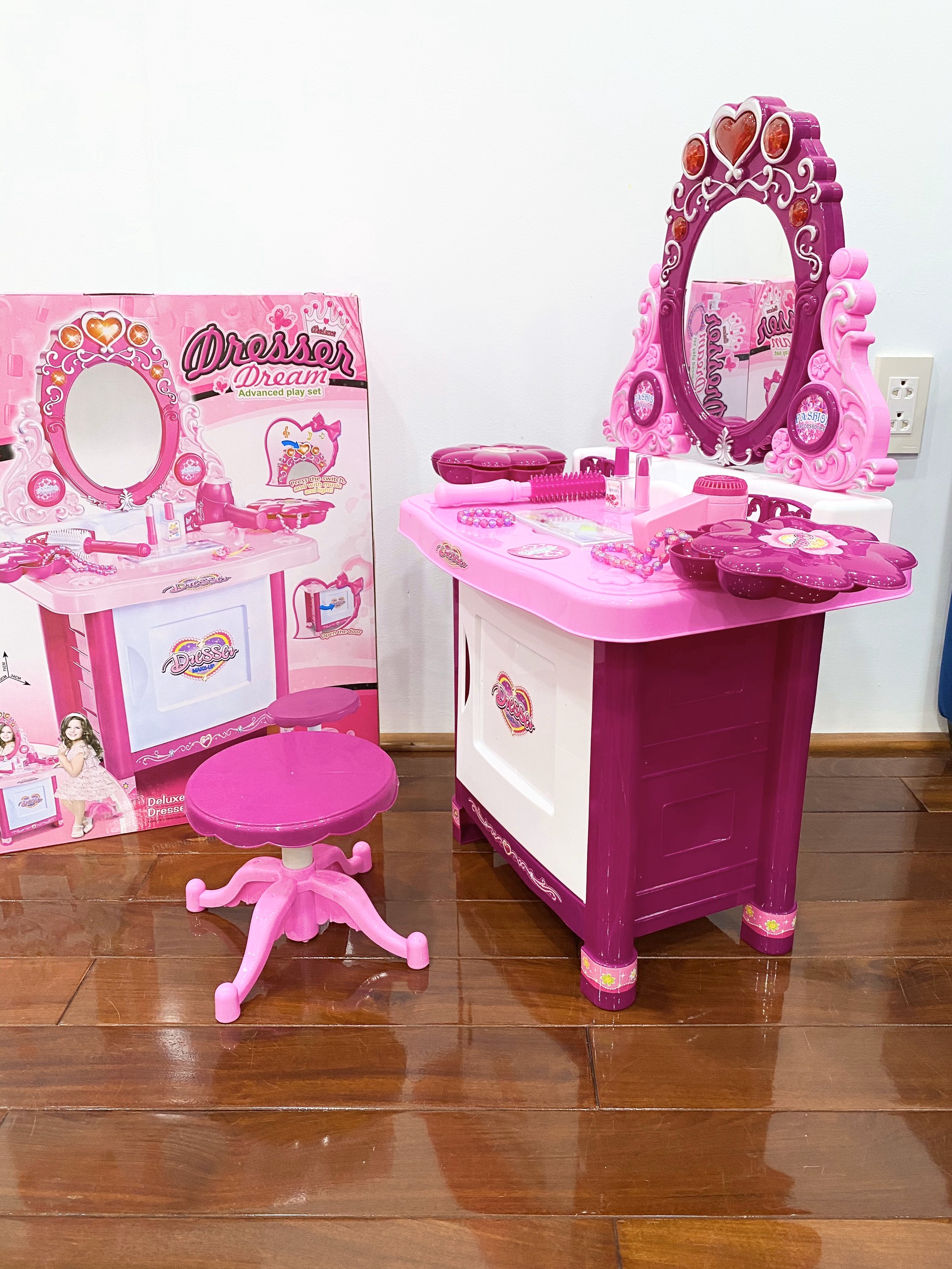 Bàn trang điểm cho Bé (mẫu Deluxe, gương soi được, có nhạc, tủ đựng đồ)