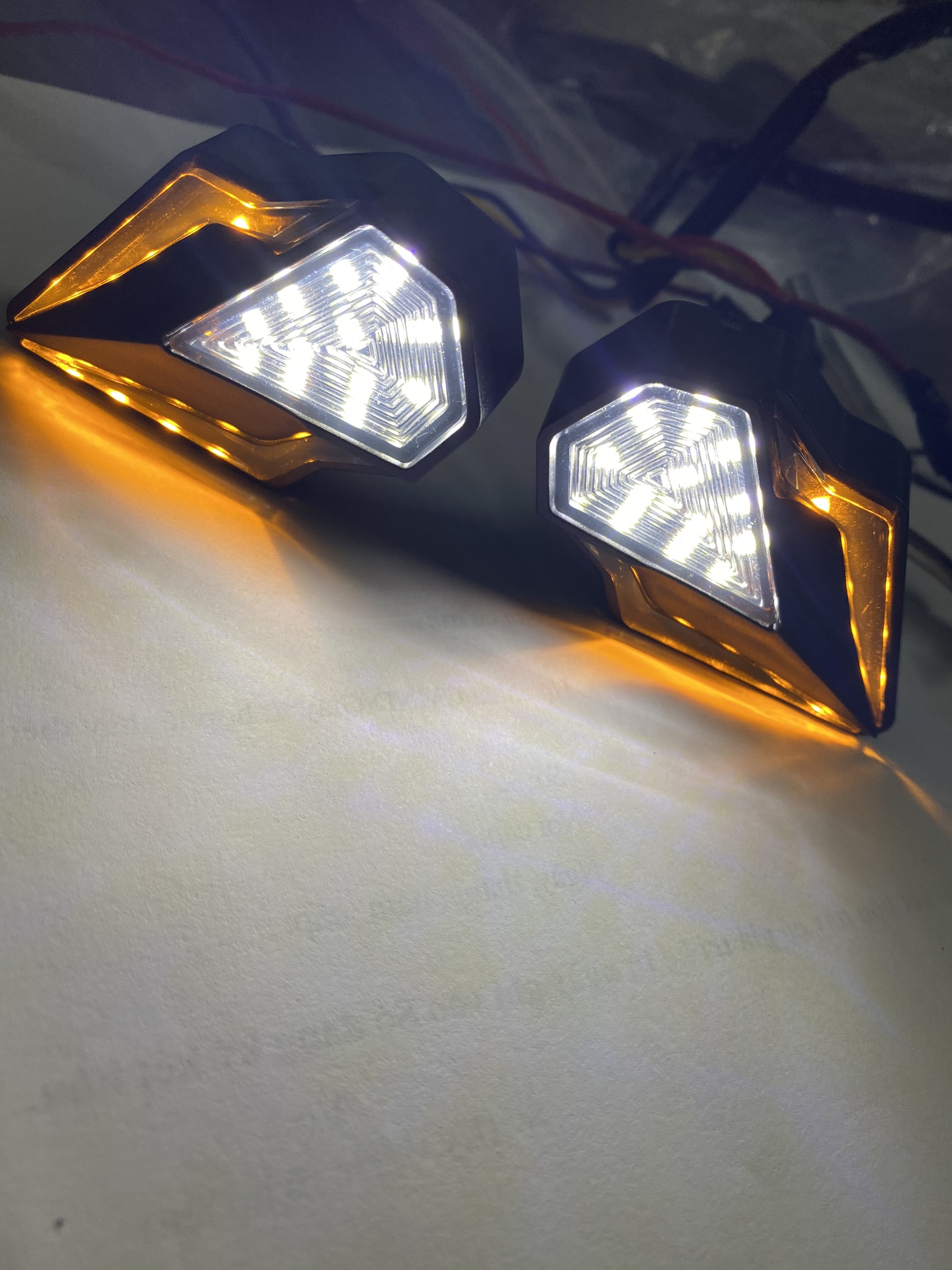 xinhan xe may Xi nhan led chạy Audi HV shop V1 ( giá 1 cặp)