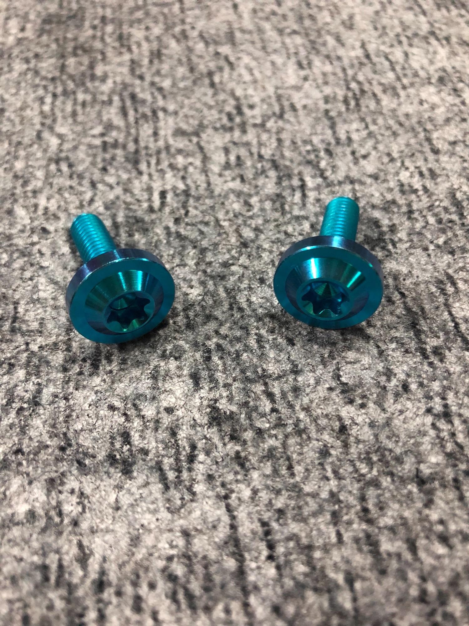 2 con óc R5 Xanh lục bảo gắn bản tên