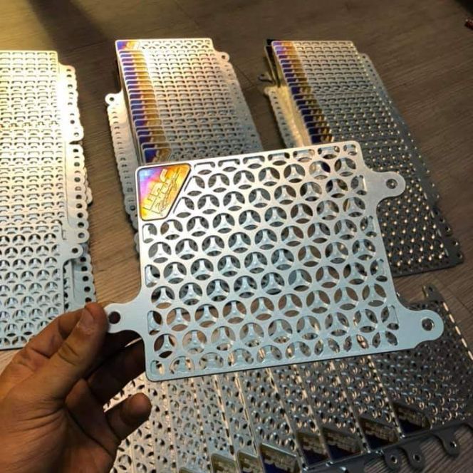 Két nước nhôm CNC màu trắng titan