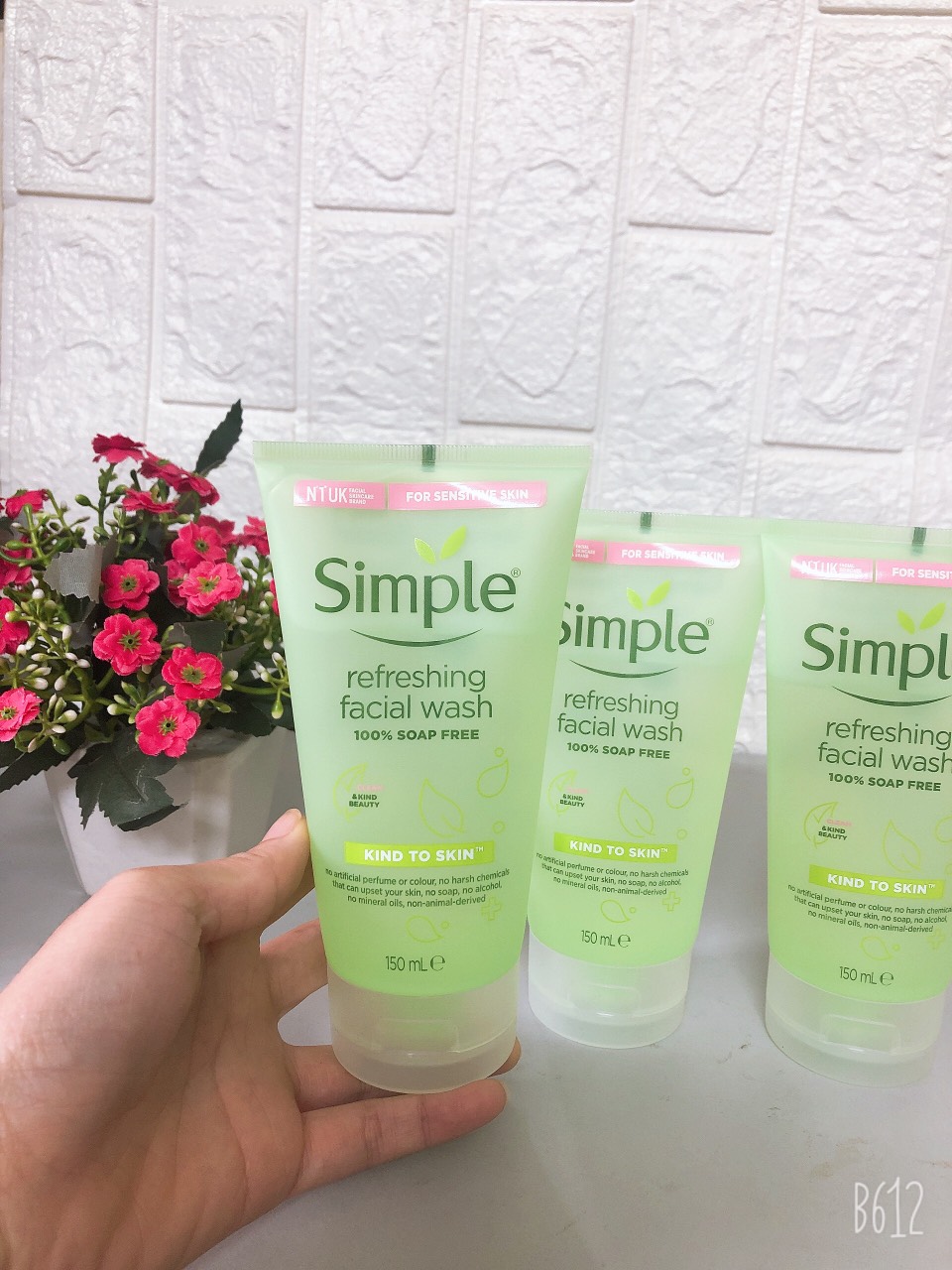 Sữa Rửa Mặt Simple Dưỡng Ẩm 150ml