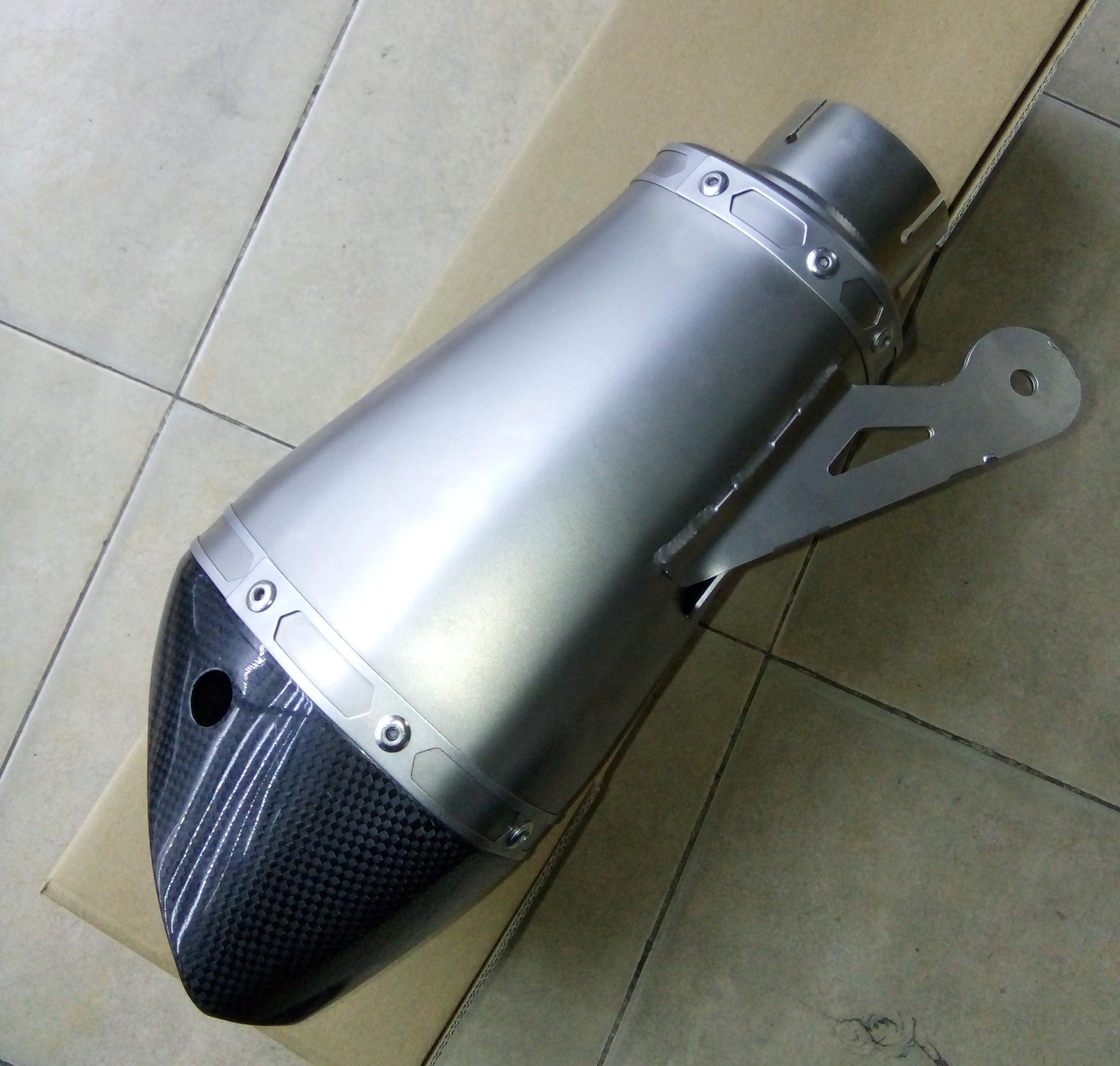 PÔ AKRAPOVIC BẦU TITAN ( Tặng kèm BÁT CHỐNG GẮN HỤT PÔ ĐỘ).