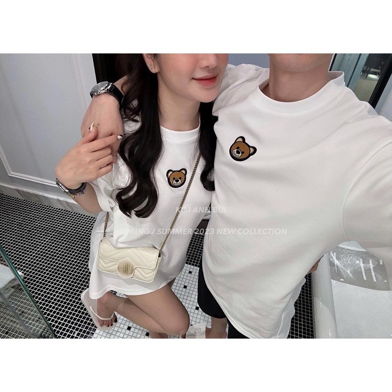 Áo thun trắng cổ tròn thêu gấu nâu