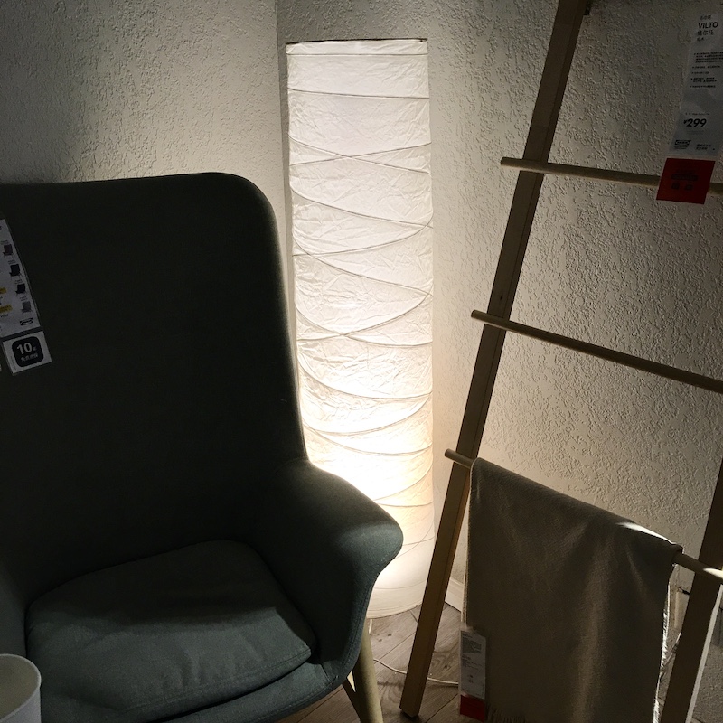 Đèn cây giấy lụa Vickleby IKEA trang trí phòng khách, phòng ngủ