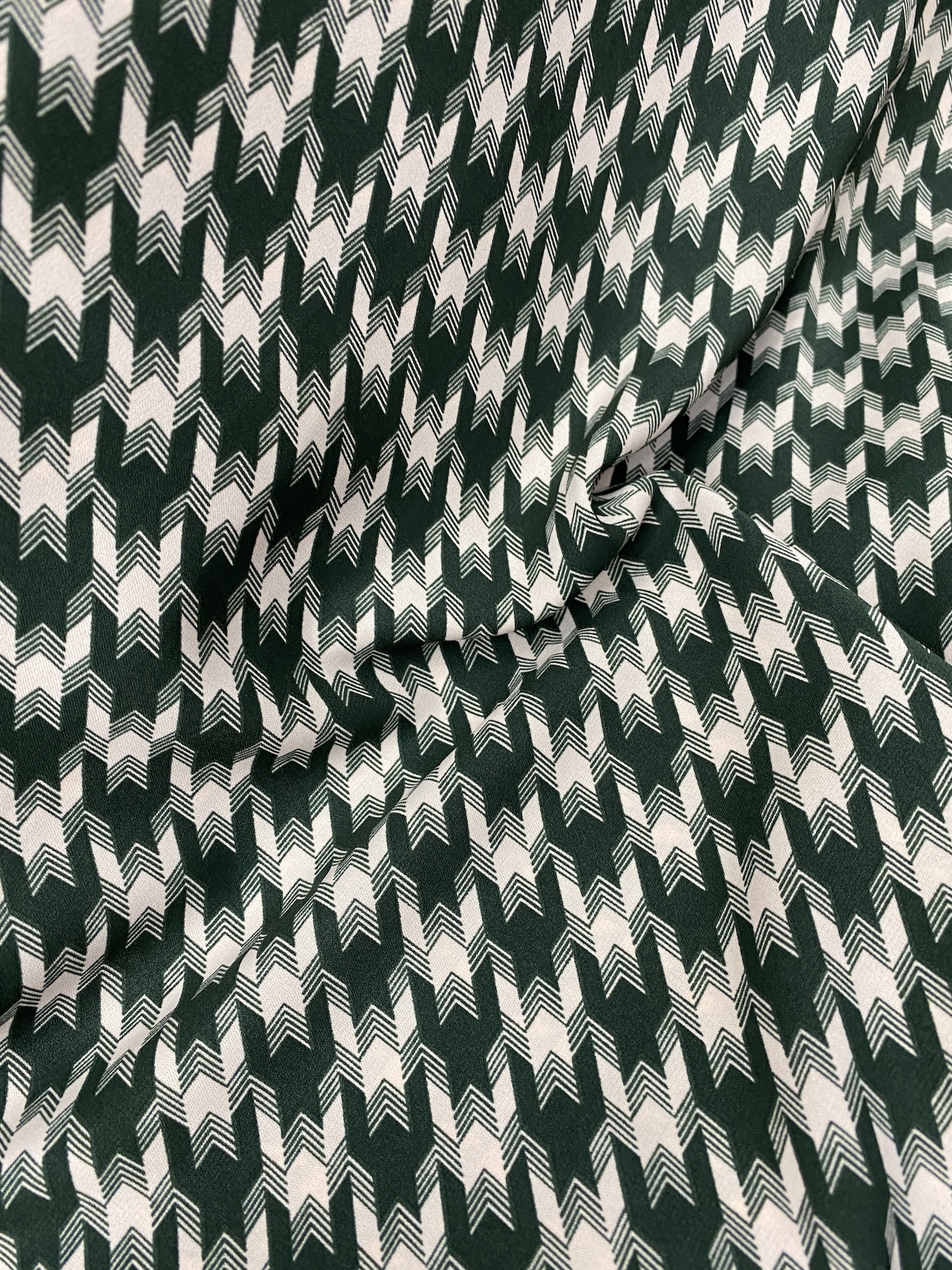 Vải lụa trượt hoạ tiết houndstooth xanh rêu MS3270