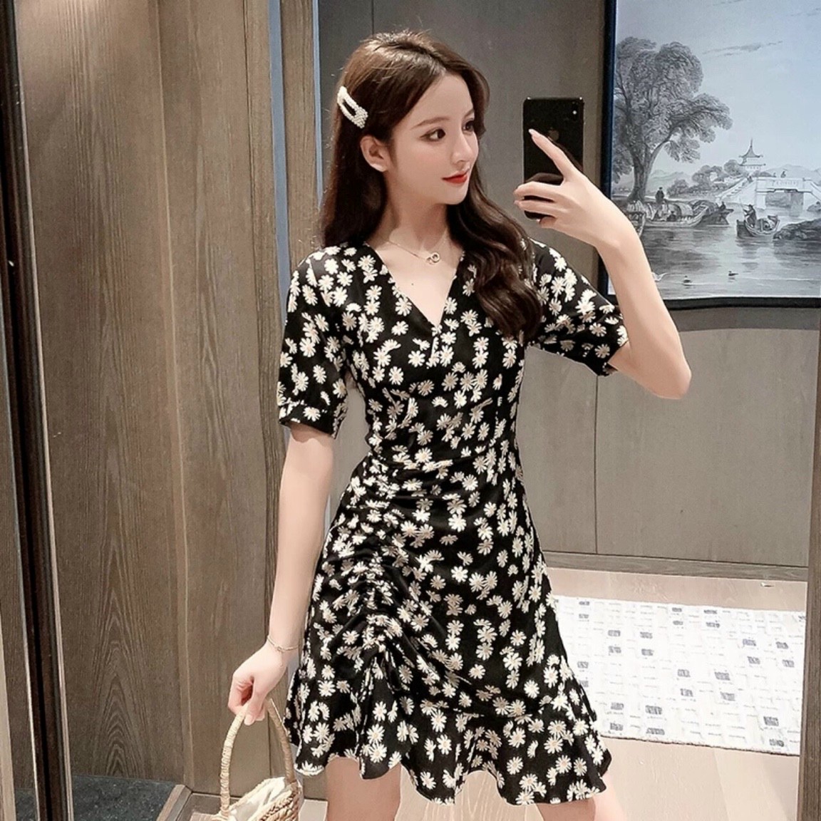 Đầm nữ hoa cúc cổ V rút dây