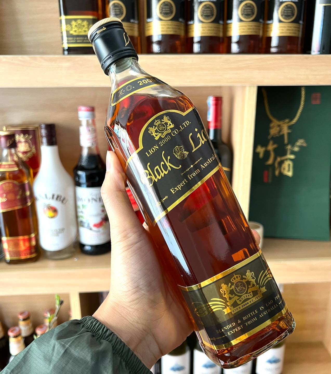 Black Lion 40%, chai vuông 700ml nhập từ Lào - ( chính hãng)