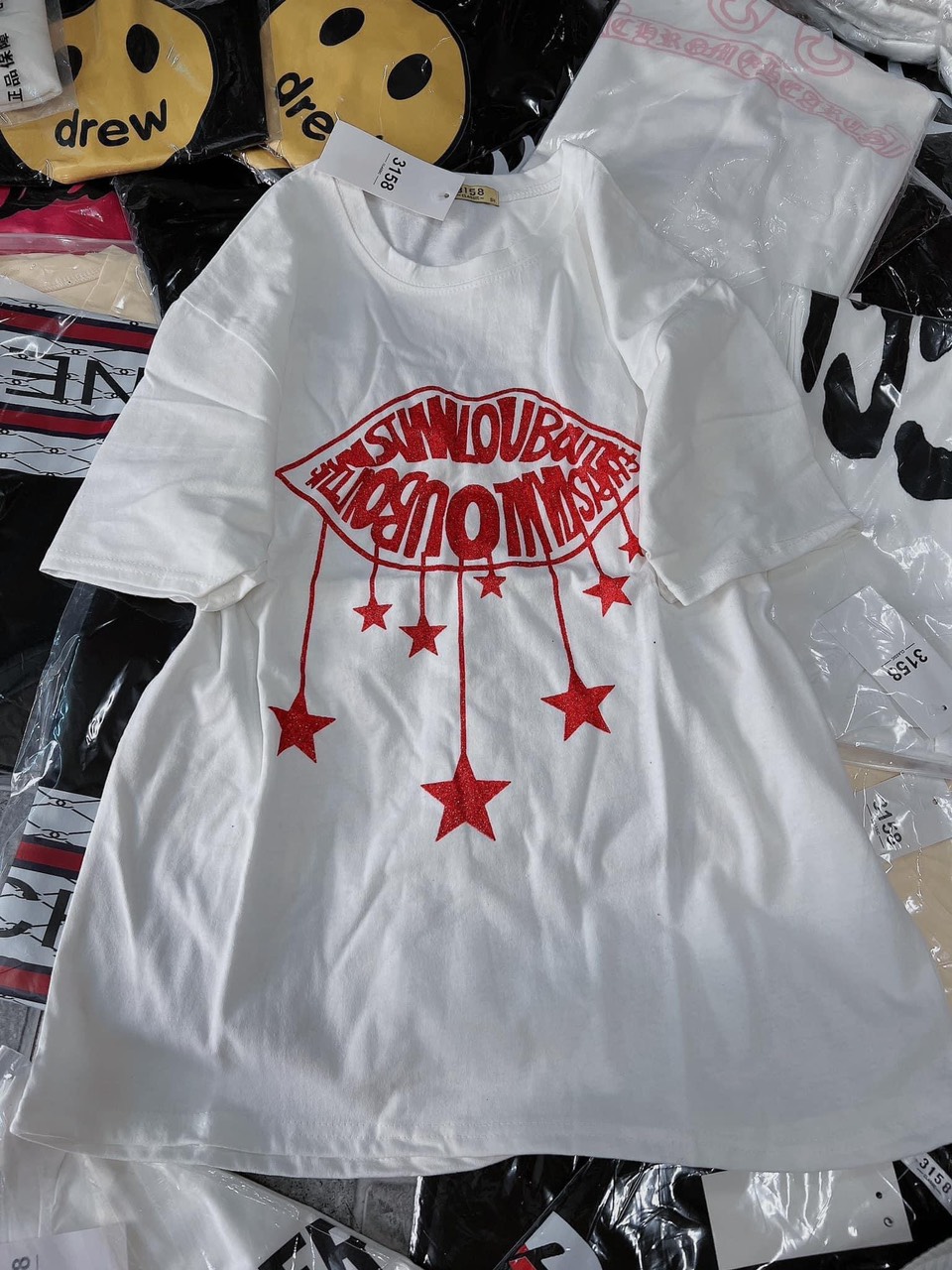Áo thun Form áo unisex nam nữ đều mặc được.logo in môi và lưỡi siêu xinh,chất cotton.