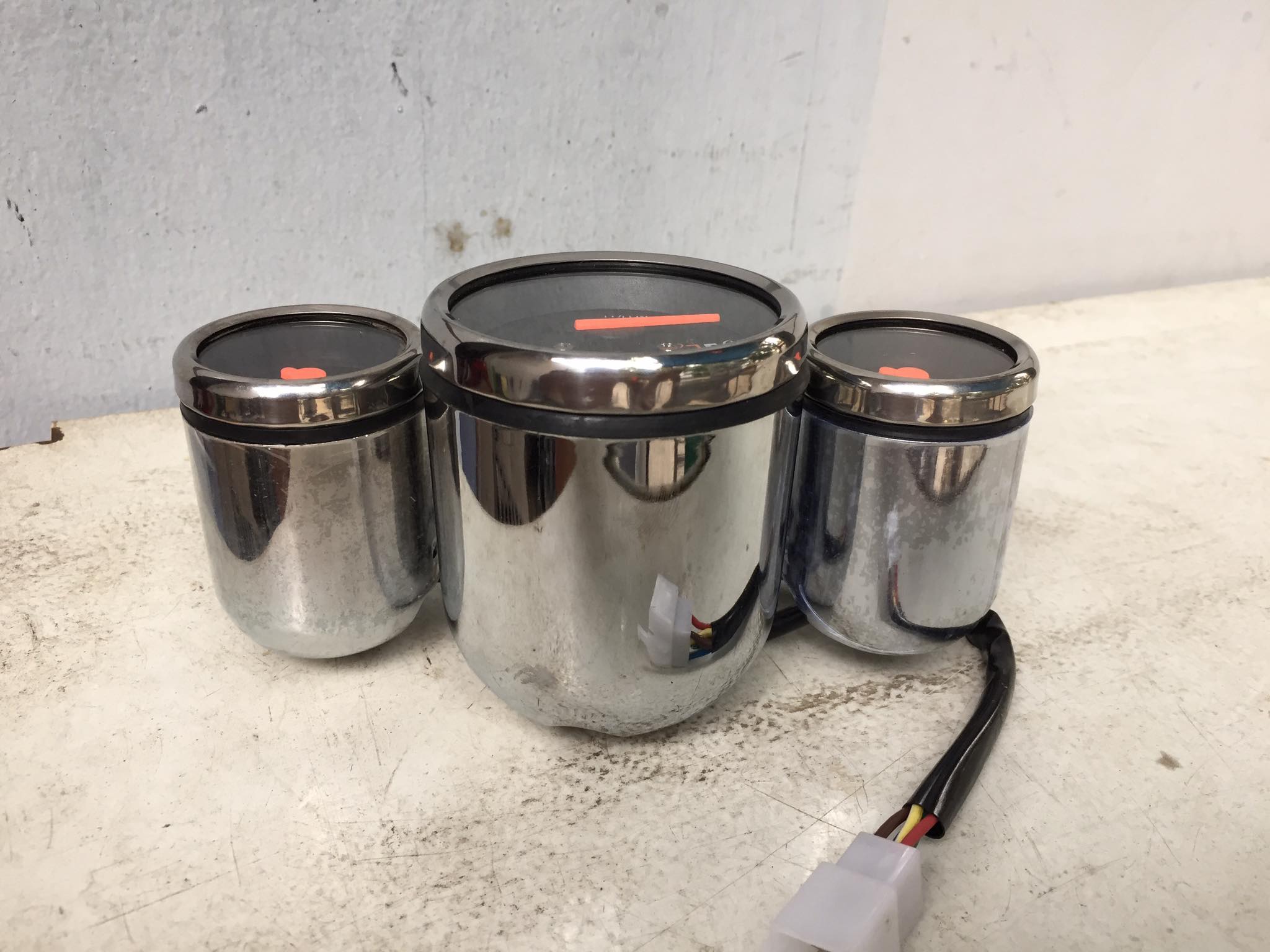 đồng hồ 3 cục cho anh em độ chế xe