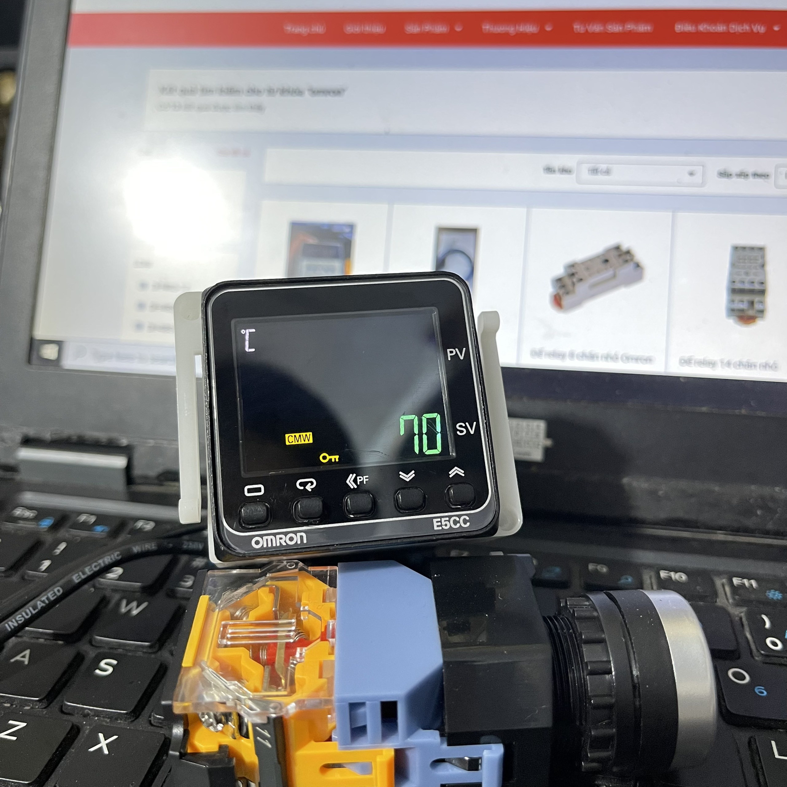 Đồng Hồ OMRON-E5CC Hiển Thị Điều Khiển Nhiệt Độ.( Hàng Tháo Máy)
