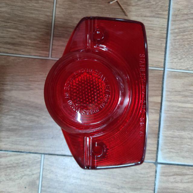 Chụp đèn hậu xe cub 81- có kèm ốc lắp