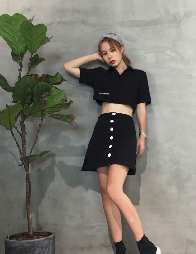 ÁO CROPTOP CỔ CHỮ V TAY NGẮN PHỐI NÚT