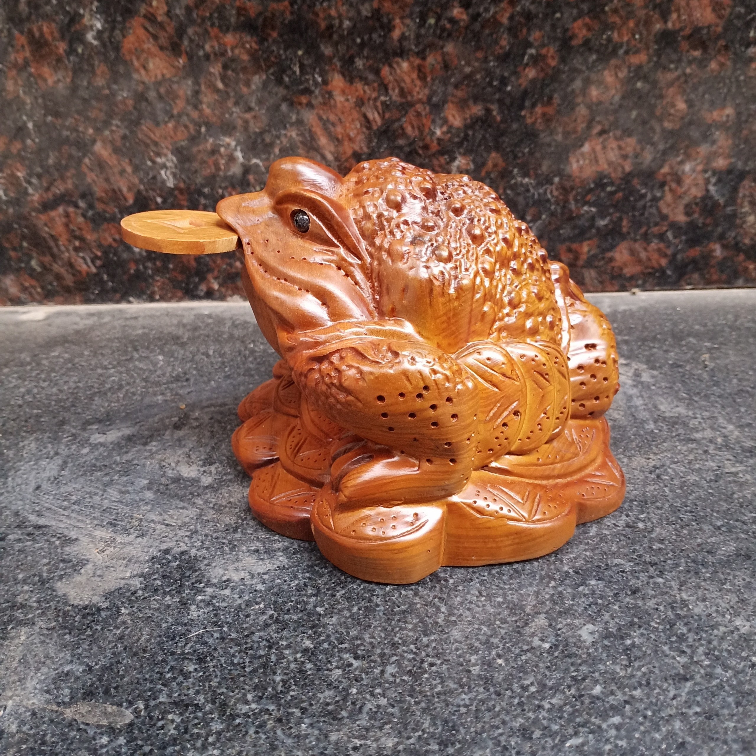 Cóc ngậm tiền (thiềm thừ) bằng gỗ bách xanh (Cao 10, ngang 15, sâu 12 cm)