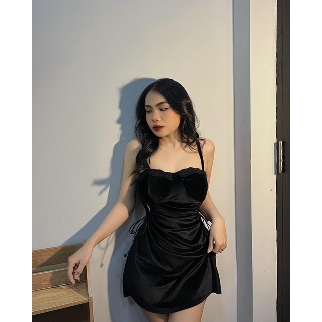 [HÀNG ĐẸP] Đầm Lụa Đen Hai Dây Khoét Eo Tôn Dáng Quyến Rũ