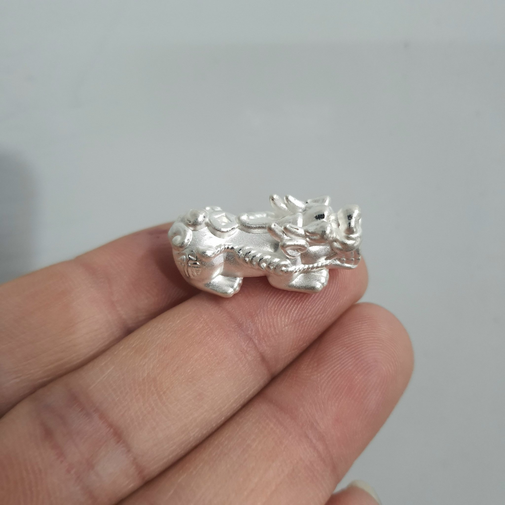 Tỳ hưu bạc mix vòng phong thủy size 2.4cm (mix với đá 12li)