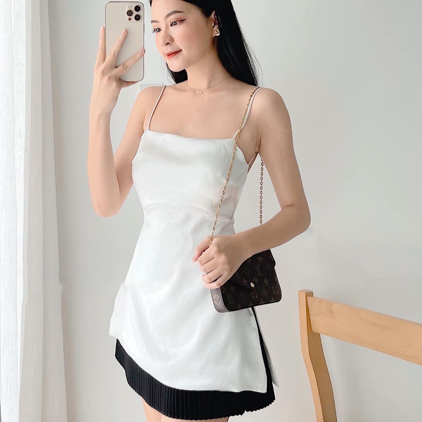Áo lụa 2 dây hở lưng đính ngọc sang chảnh - Phong cách thời trang