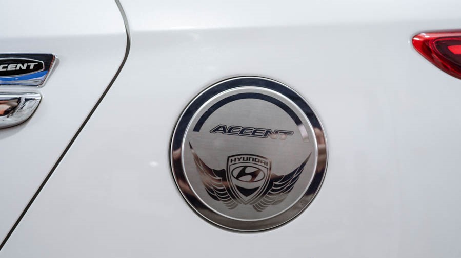 Ốp INOX nắp bình xăng HYUNDAI Accent 2018