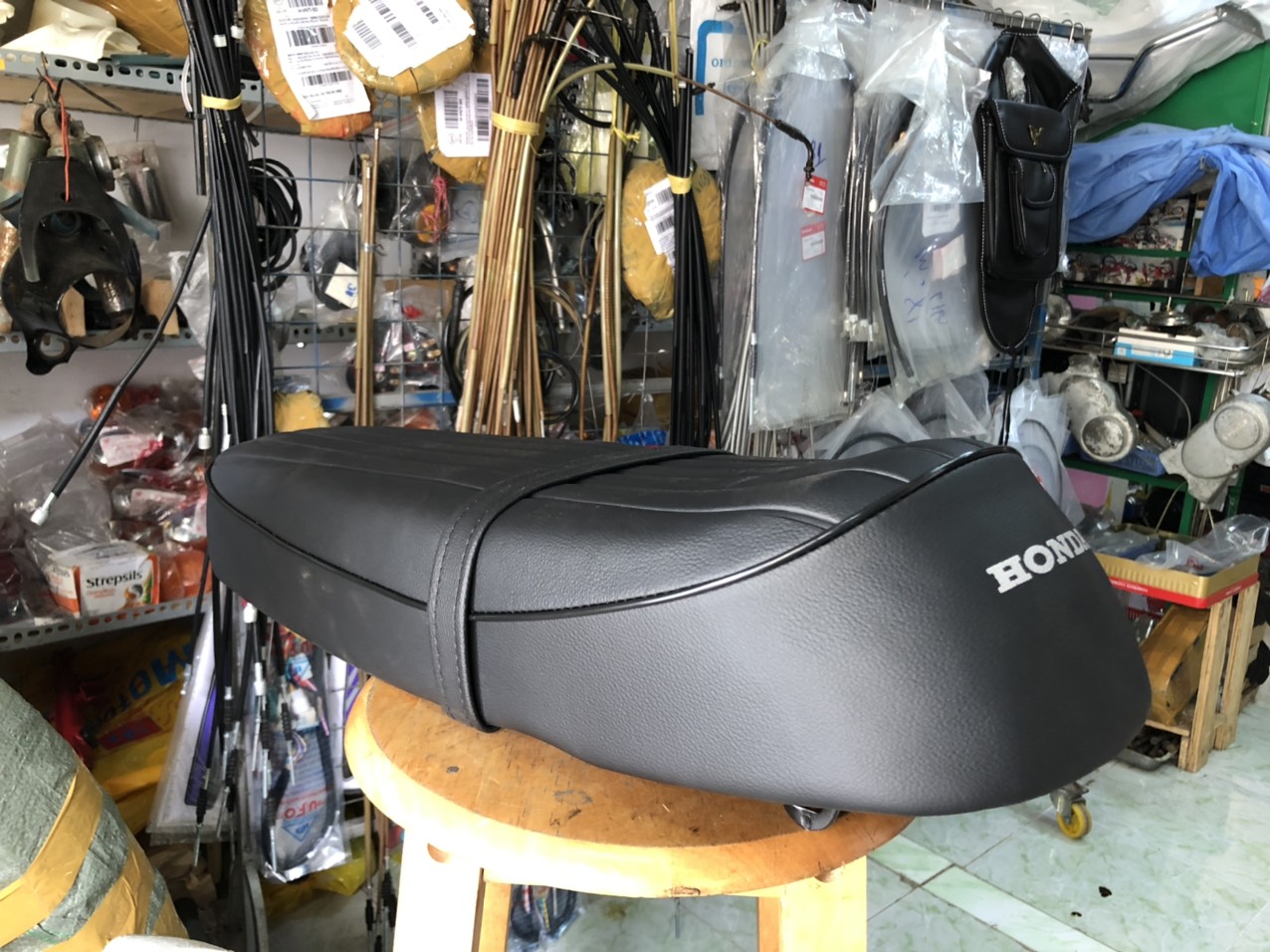 Yên mẫu 68-CL có quai ngang đế sắt cho anh em dọn xe 67-68-Cl