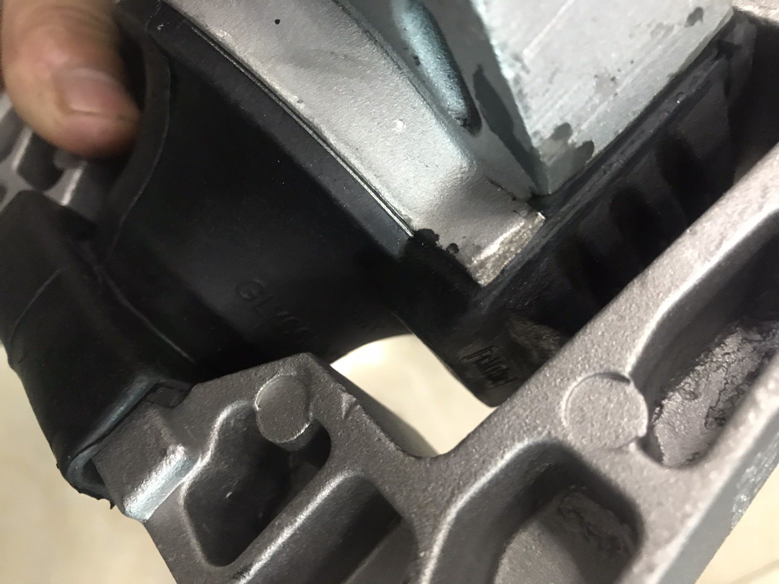 Chân đầu máy Ford Focus 05-15 Xịn – AV616F012AB