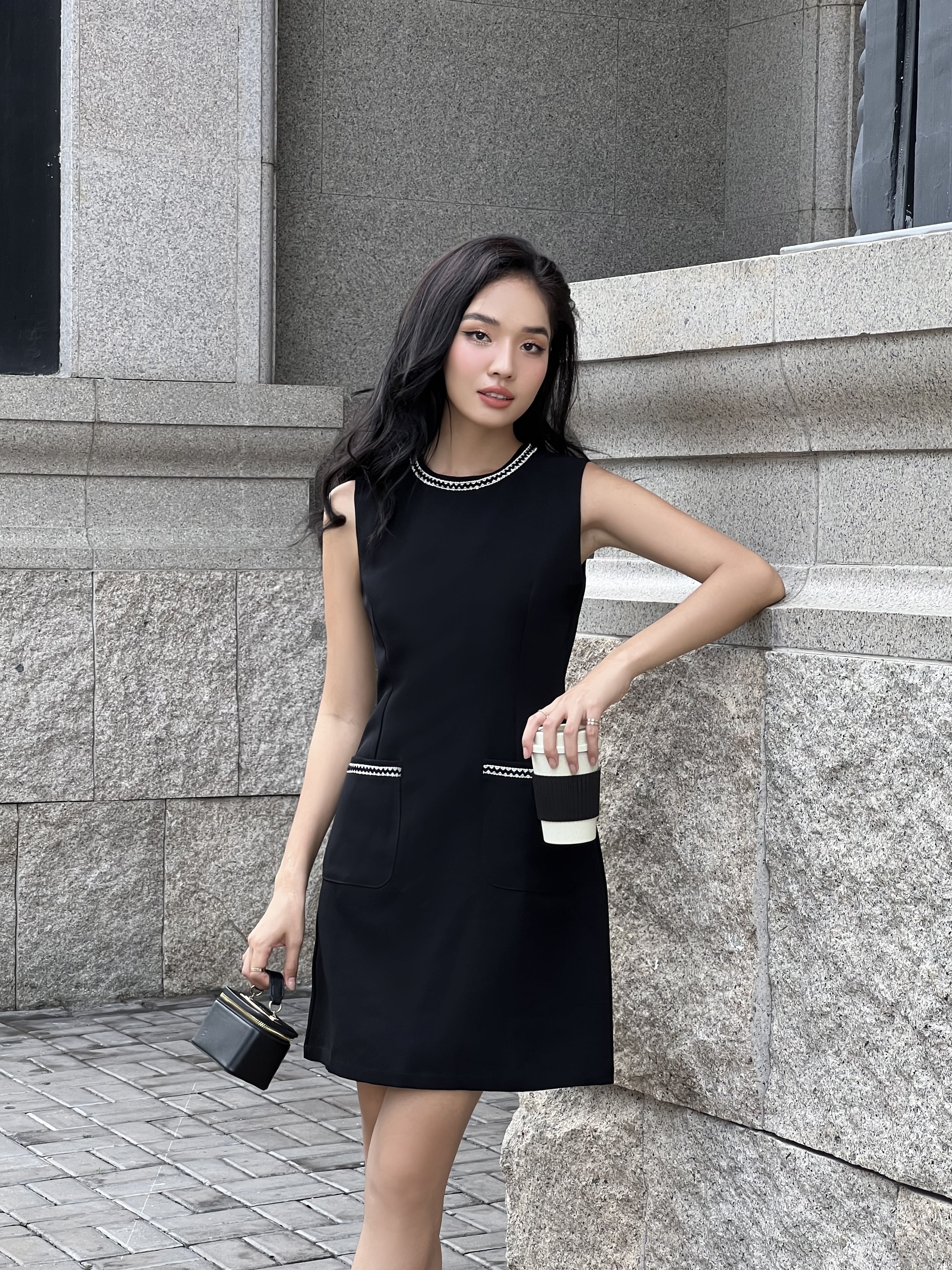 Đầm đen cộc tay phối viền - YV LE & CO