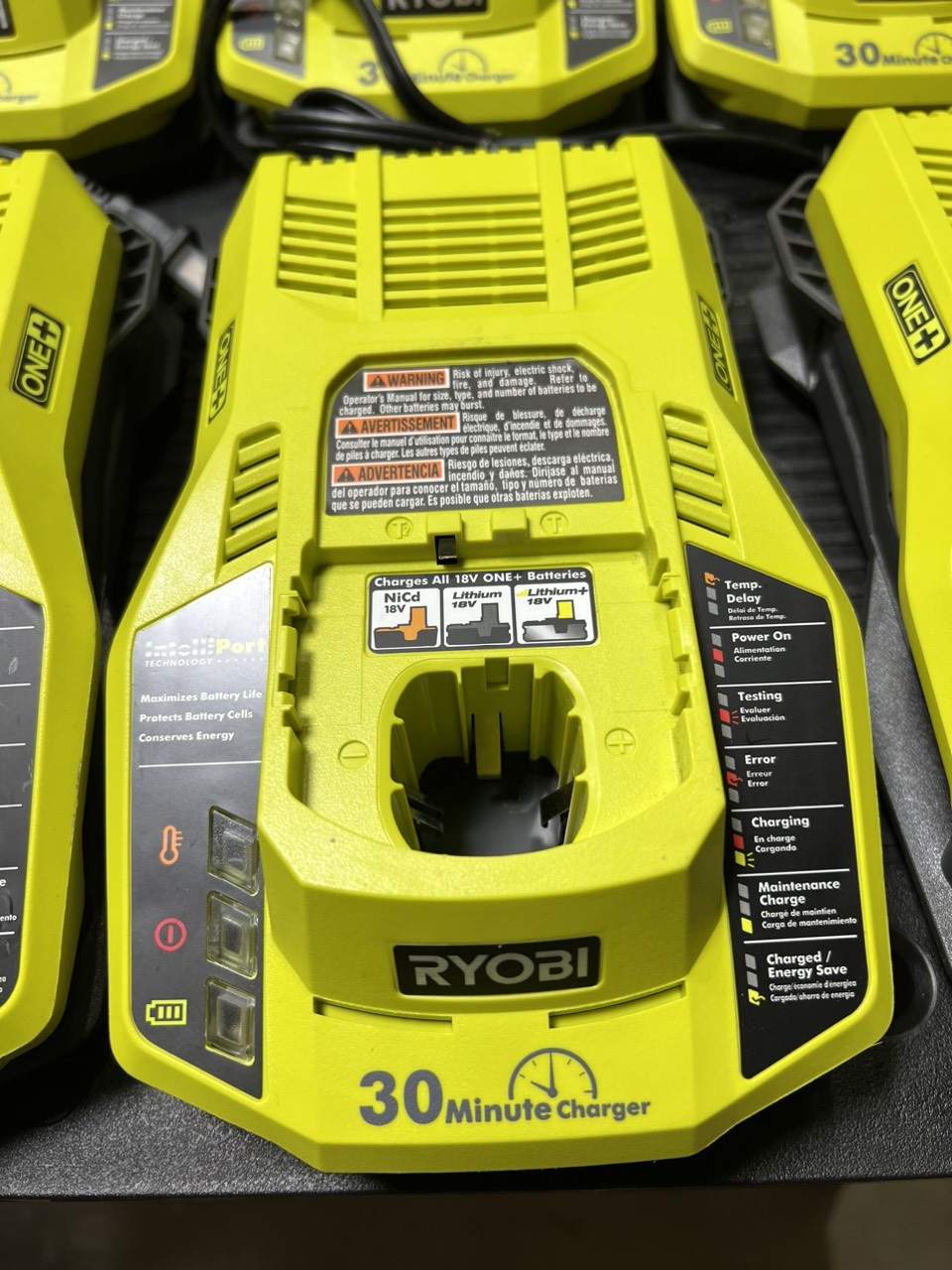 Sạc pin Ryobi 220V ra 18V SuperFast P117