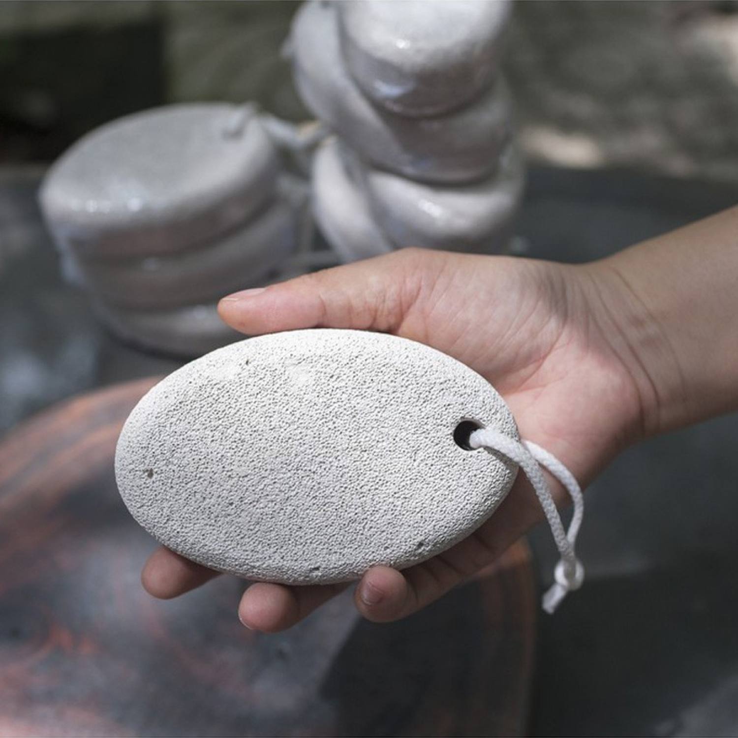 đá bọt biển chà gót chân màu trắng có móc treo