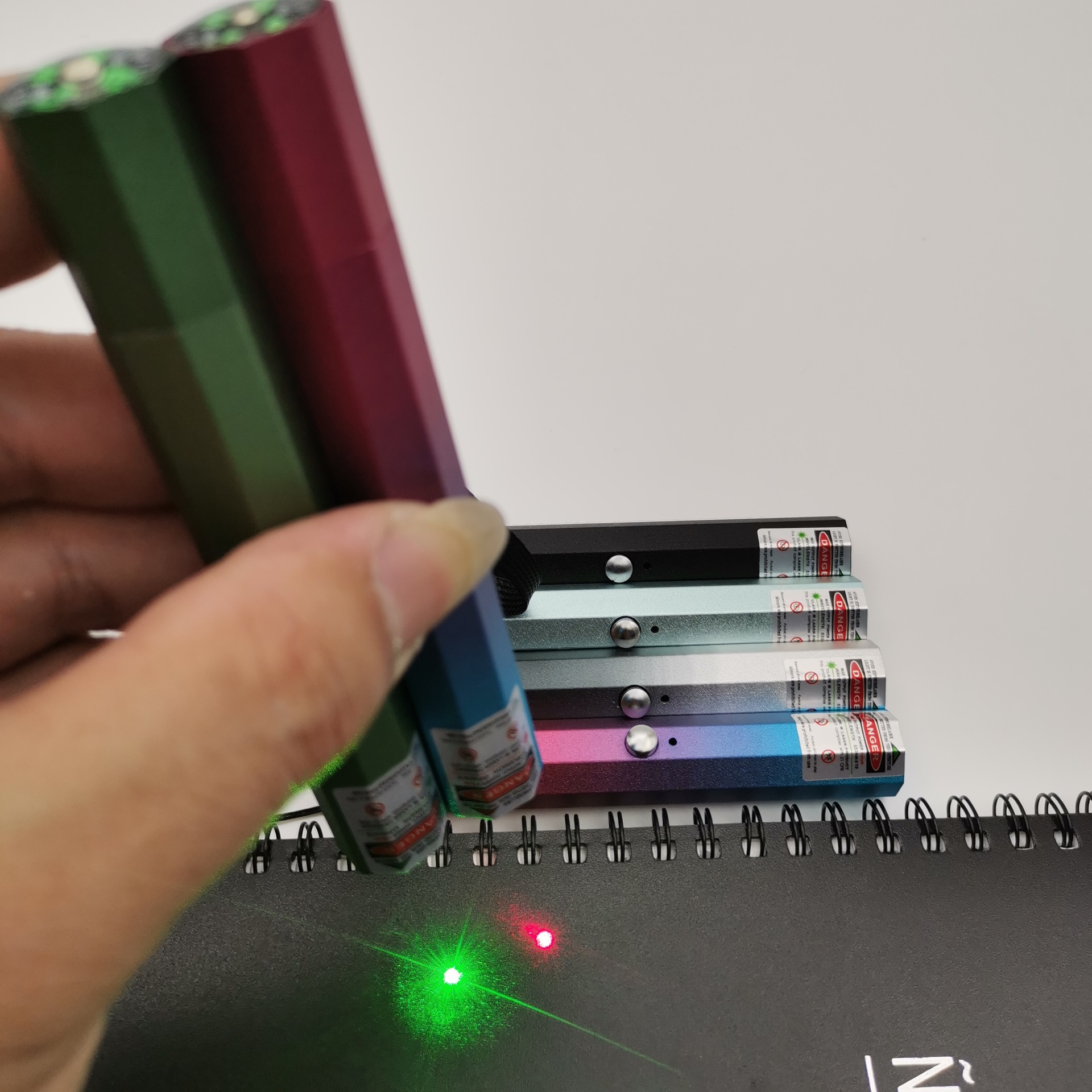 Đèn pin lazer siêu mạnh nhỏ gọn bỏ túi sạc lại qua cổng USB tia xanh